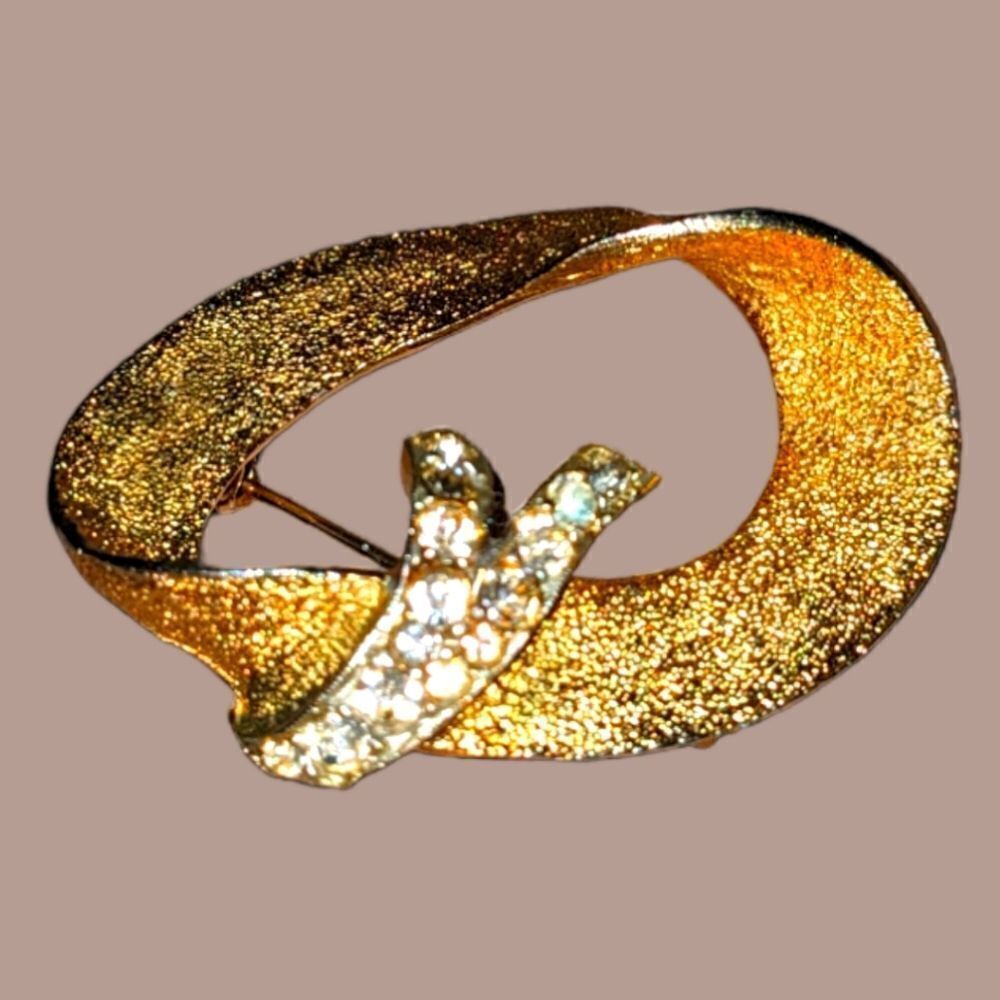 ‎BSN vintage gold tone and rhinestone brooch